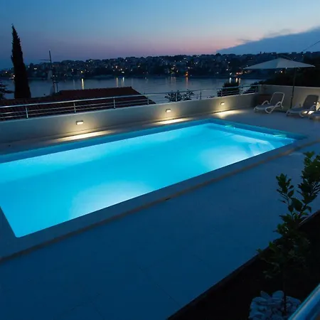 Charming Modern House With The New Swimming Pool - Maya 2 Apartment