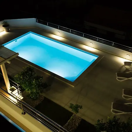 Charming Modern House With The New Swimming Pool - Maya 2 Apartment *